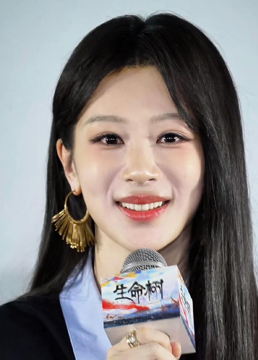 原来杨紫这次的妆容是金鹤龙画的，怪不得有种似曾相识的感觉呢虽然说这位化妆师挺有