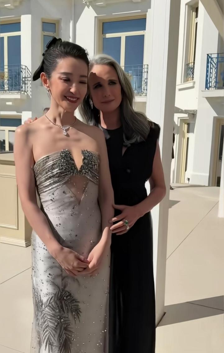 近日李冰冰亮相活动，无修镜头里身形纤瘦挺拔，标准骨感美人模样令人惊叹。已经5