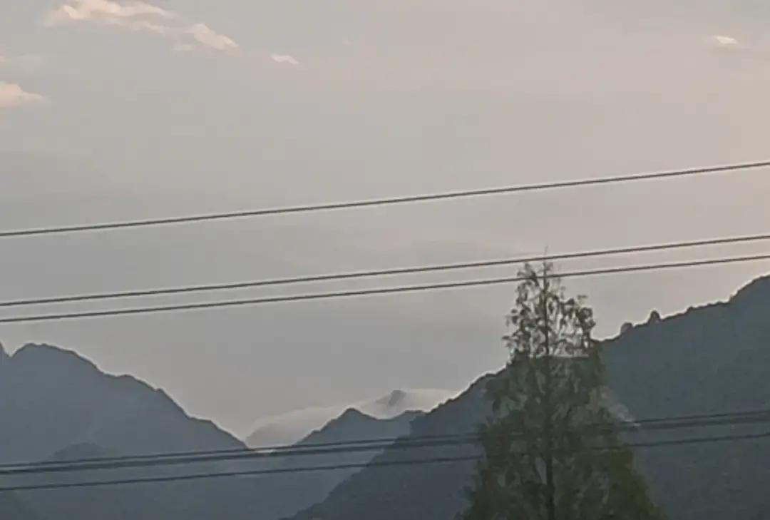 公公葬礼刚办完，婆婆夜里不敢一个人睡，总念叨屋里空得慌。老公心疼，连着两晚陪床