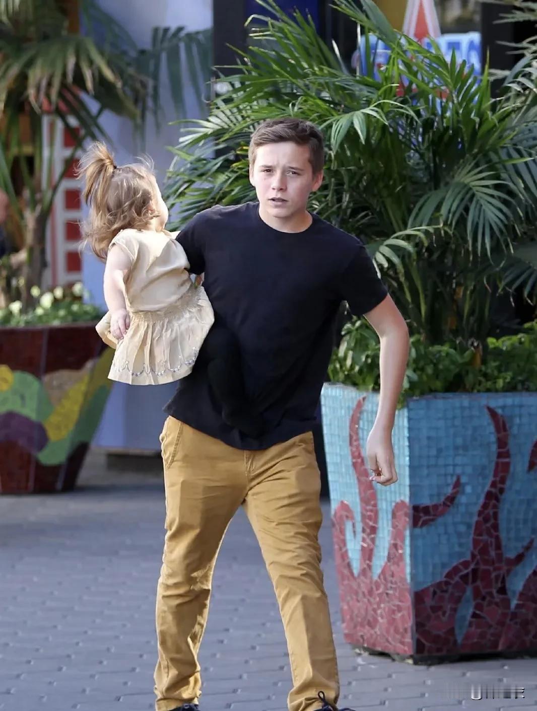 维多利亚贝克汉姆夫妻俩但凡控制欲强一点的话，布鲁克林就不可能中途已想家为由退学。