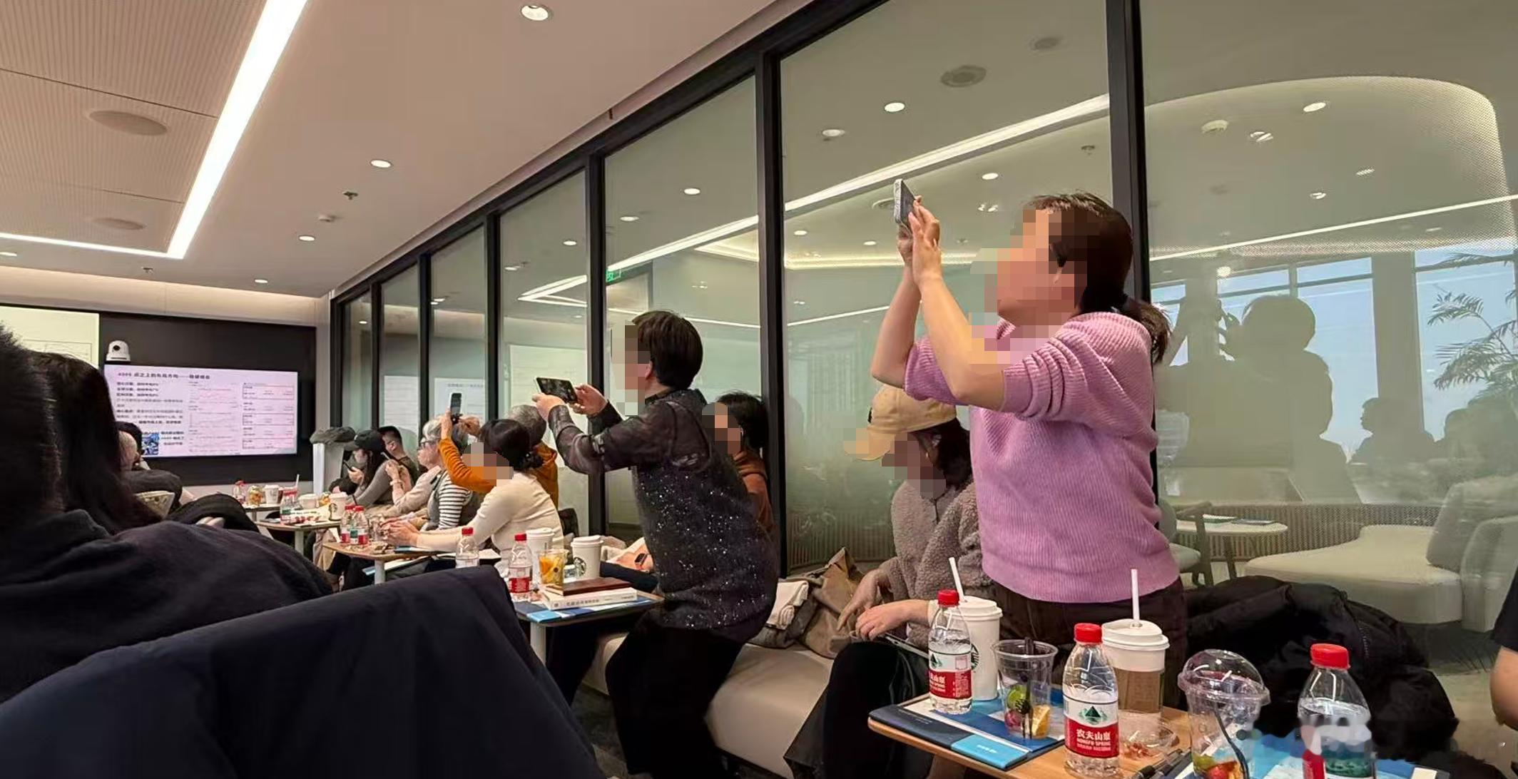 见识到“存款搬家”的真实案例了~汉堡团第12场现场有人提了个很有代表性的问题—