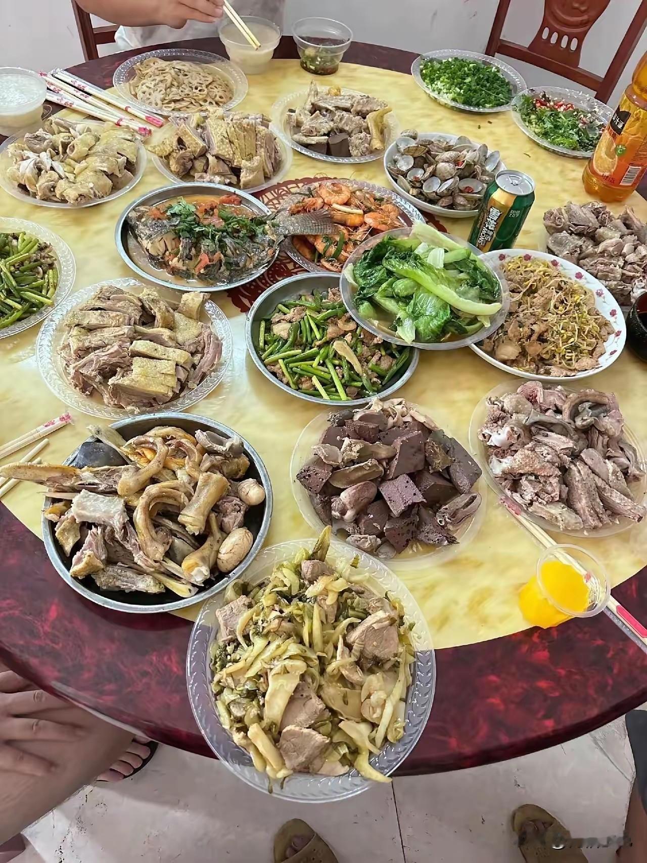 有网友问我这一桌是广西菜还是广东菜？这一桌是哪里菜我不知道，但可以肯定这绝不
