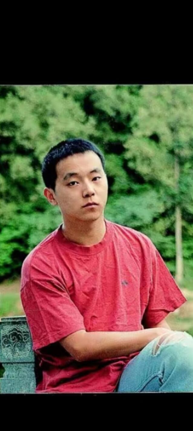 窦唯在阿那亚曾经和路人打趣让对方拍他的时候把腿拍长一点儿，他遇见邻居都是简单点头示意，保持舒适的距离