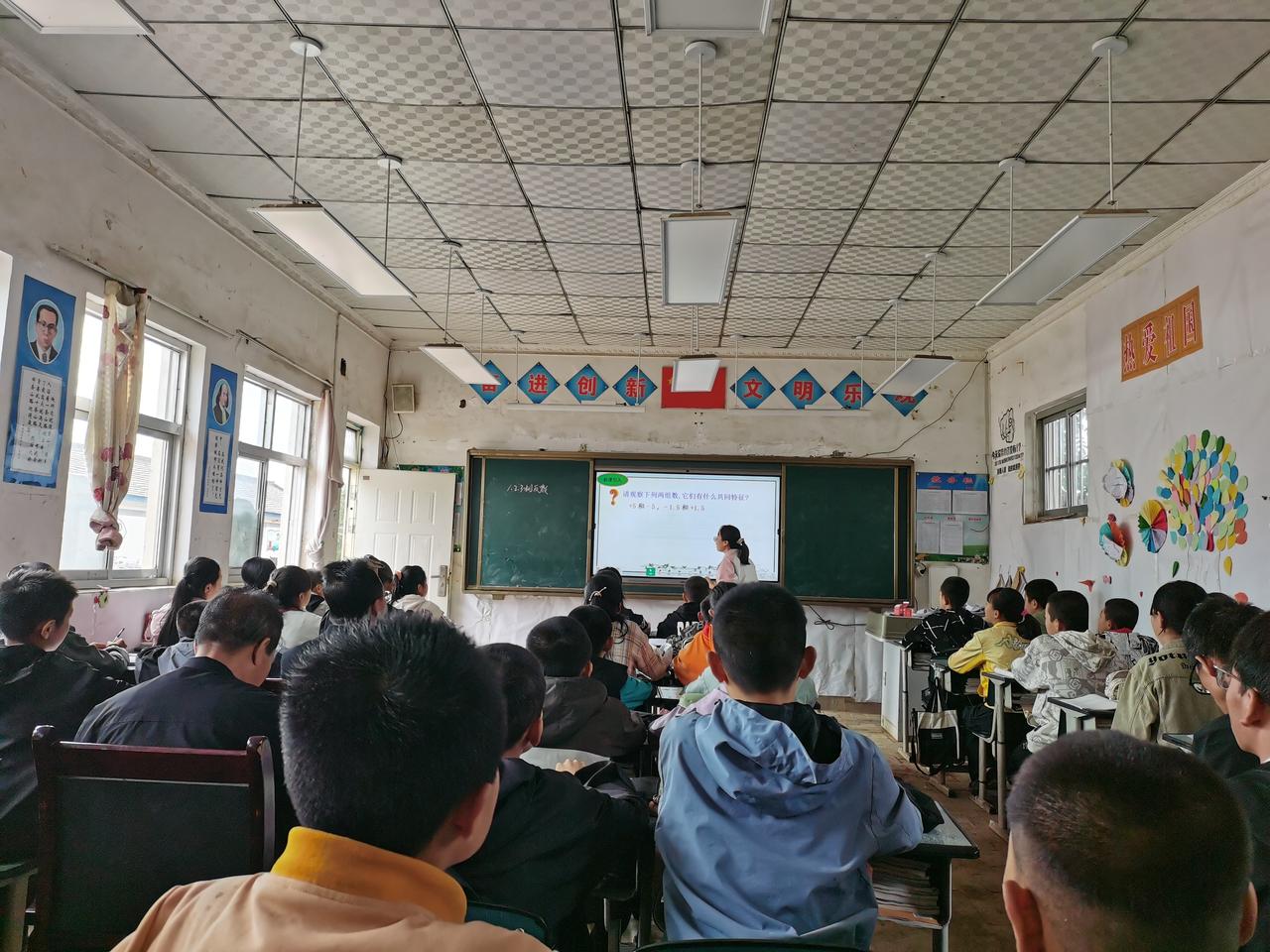 发现了一个奇怪而有趣的现象。很多学校要求老师课堂教学的第一个环节是明确教学目标。