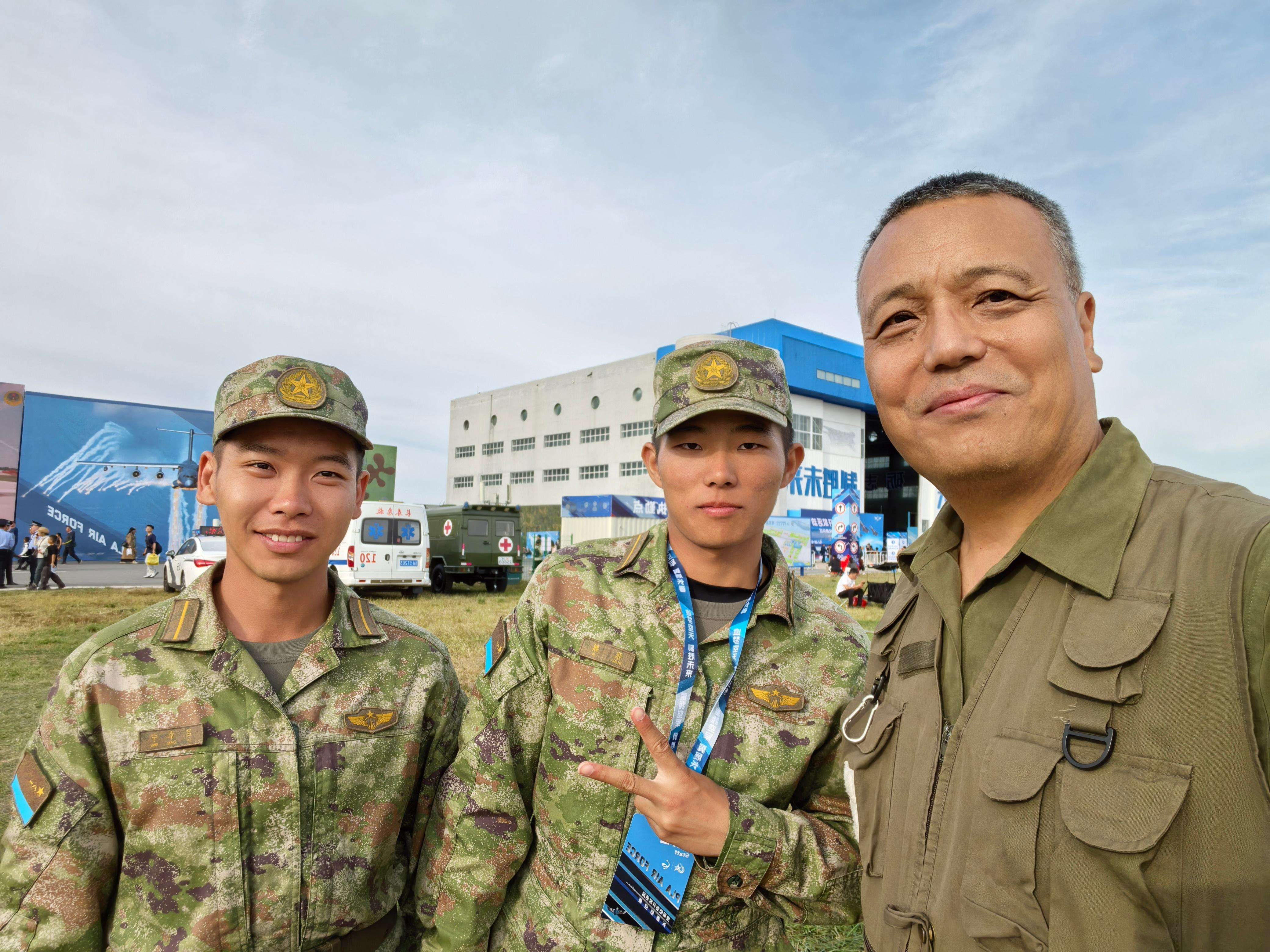 【军民鱼水情】要做20多分钟边走边访谈节目，100米外草地上4～5个包包没人管，