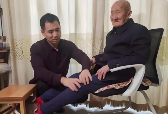 “泪目！”内蒙古一光棍收养两个月大男婴，含辛茹苦把他养大。40年后，男孩当上了武