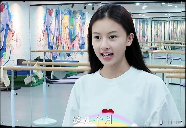 “神颜”女孩七七气质大变样了有公司签约了就是不一样七七原名赵钰琪在于正的海