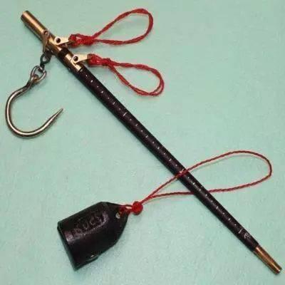 江苏南京，医护人员上门为出生4天的婴儿称重时，使用传统秤杆操作时，由于包裹突然松