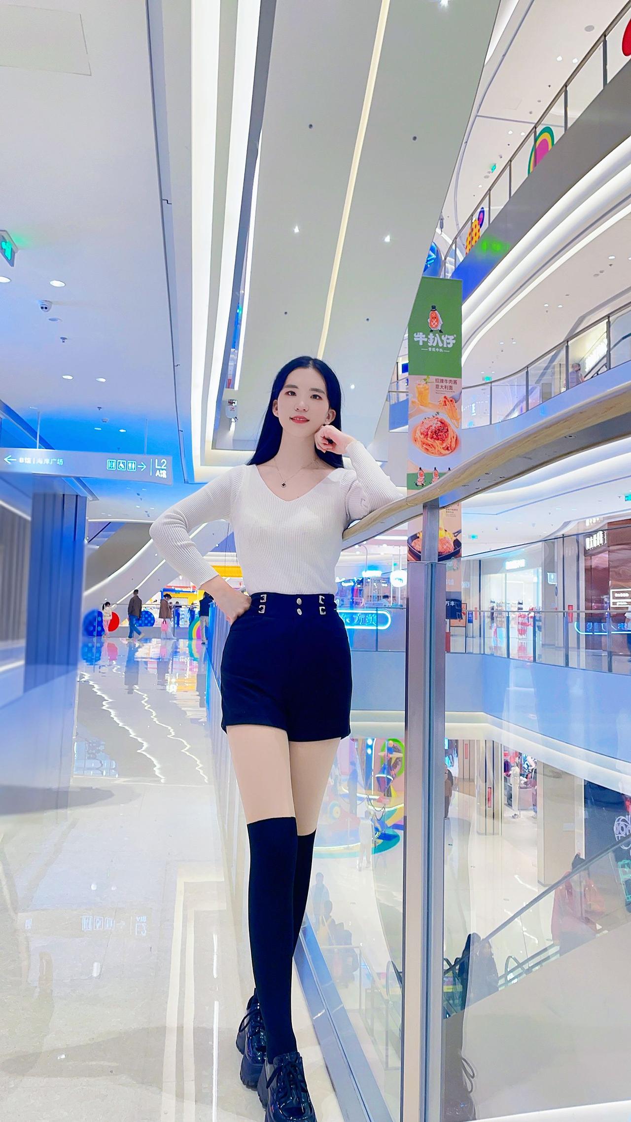 最好的时光在路上，一路向阳。旅行是对平淡生活的一次越狱。御姐美女过膝袜女