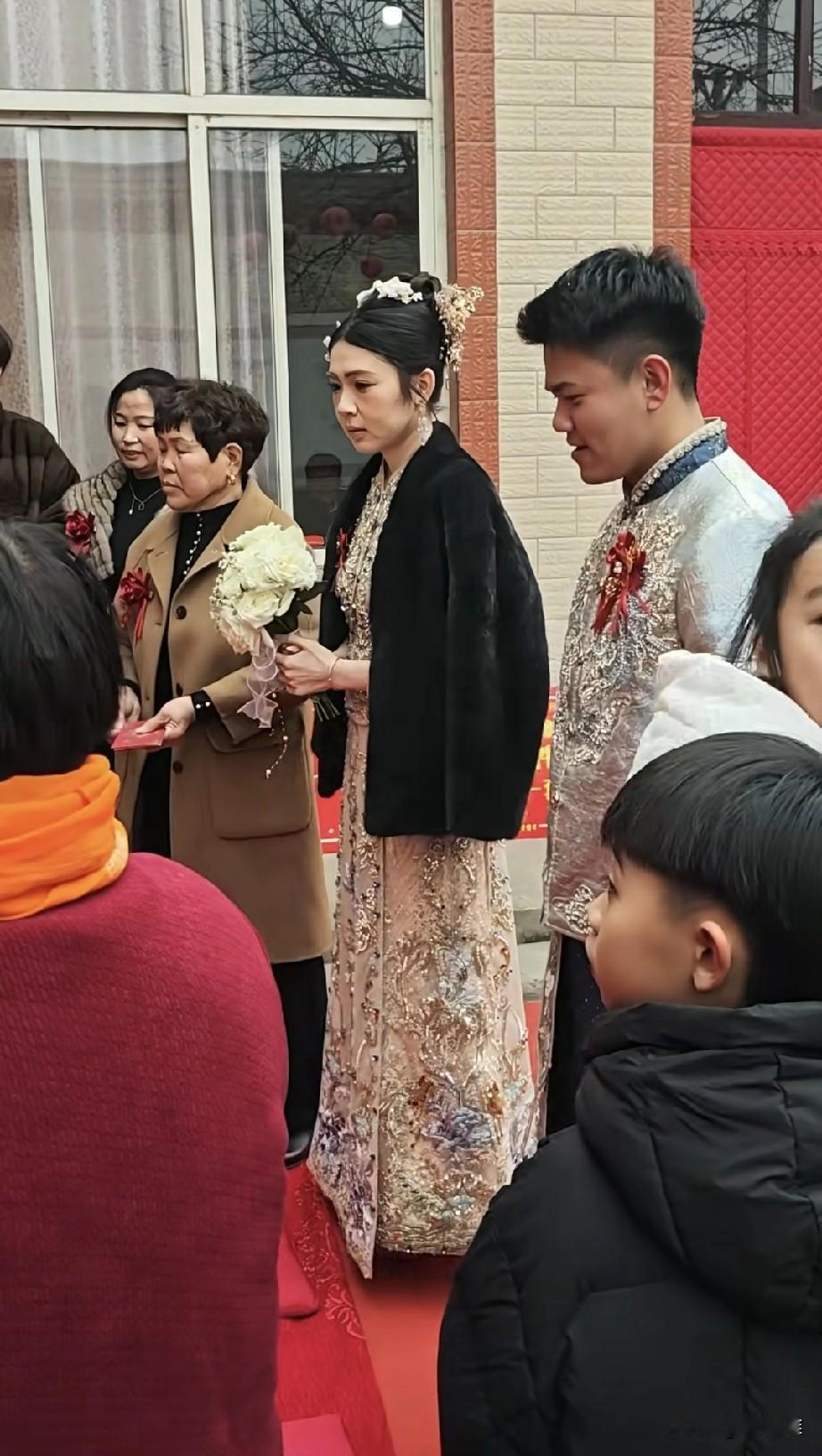 肤浅了，新人结婚典礼上新娘面无表情，新郎却面带笑容，对着长辈的随即频频鞠躬点头致