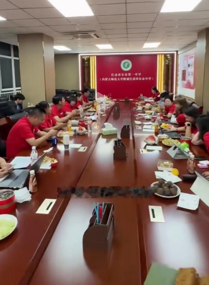 6月23日内蒙古巴彦淖尔一中高考出分，高三老师们全都守在办公室，熬到深夜等学生成