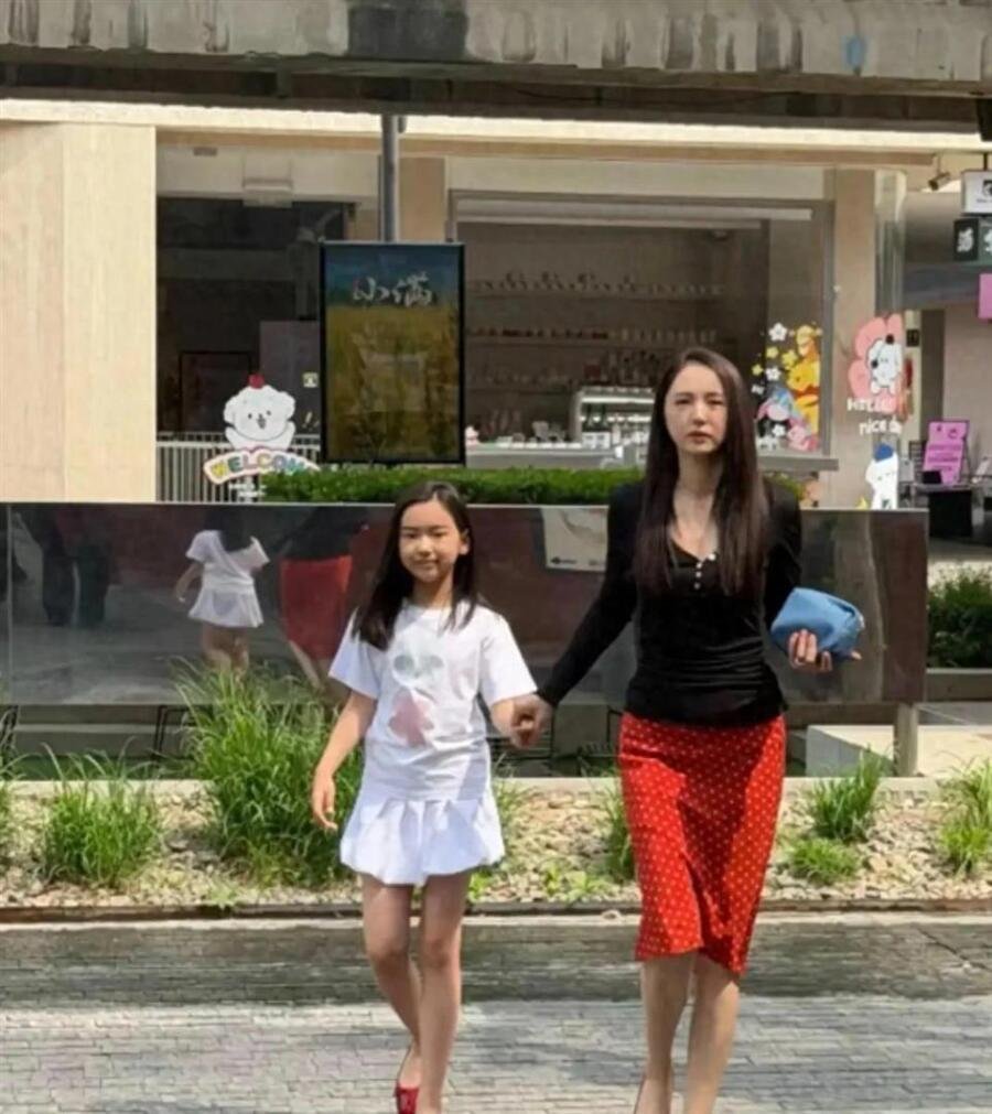 董璇带女儿逛街被偶遇，母女穿同款芭蕾舞鞋小酒窝气质不输妈妈