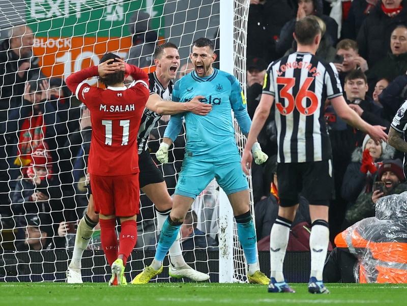 内维尔说利物浦软弱，这次说对了，都是斯洛特惹得祸，萨拉赫背锅，换个教练看看，不信