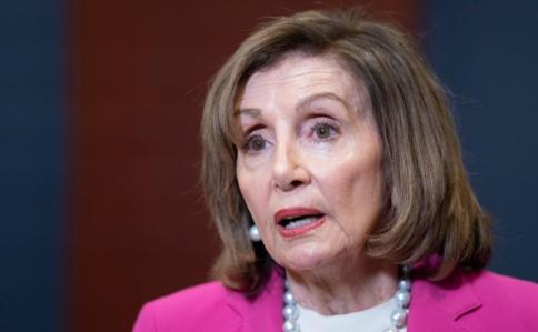 美国前众议长佩洛西今天（2月21日）发文说：“特朗普全面推行的关税政策鲁莽草率、