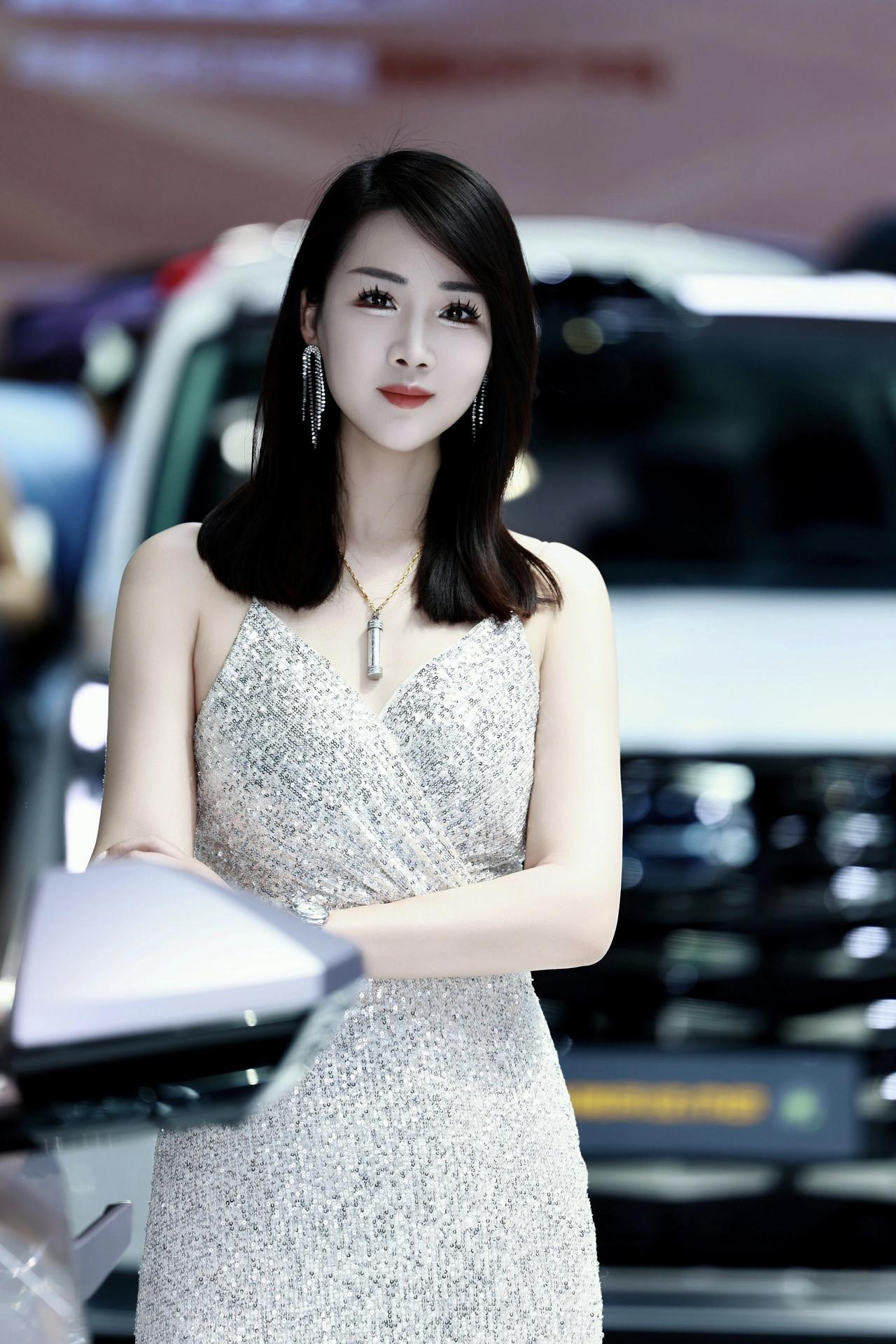 “玉人如花绽，车似锦云行”，多美的画面。玉人，常指容貌美丽的女子，像古诗里“隔墙