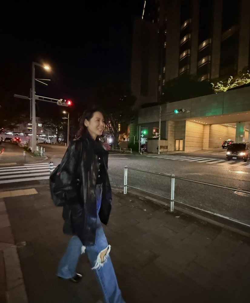 孙艺珍在东京街头随便一拍，直接把内娱女星的滤镜干碎了。41岁，素颜，夜灯底下脸有点油，头发也乱。可她