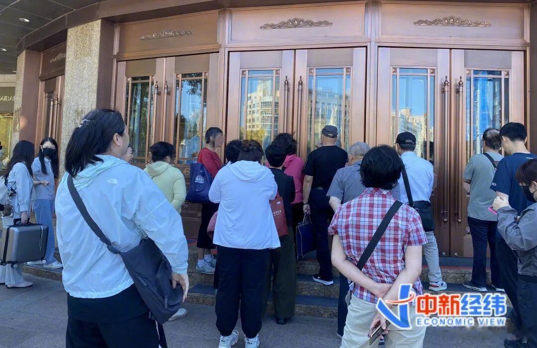金价大跌柜台被挤爆【金价大跌有人买走14根金条】“能给我一个30克的金条吗？”“
