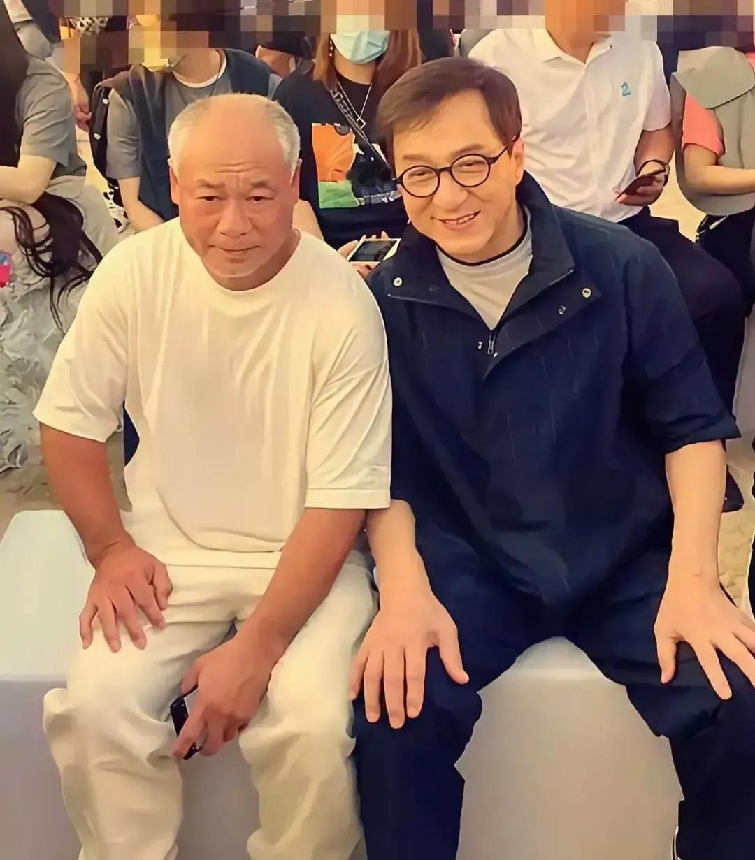 成龙七十岁还在片场翻跟头，花絮里他骑马跳崖、贴身肉搏，一条没过就再来一条，旁边年