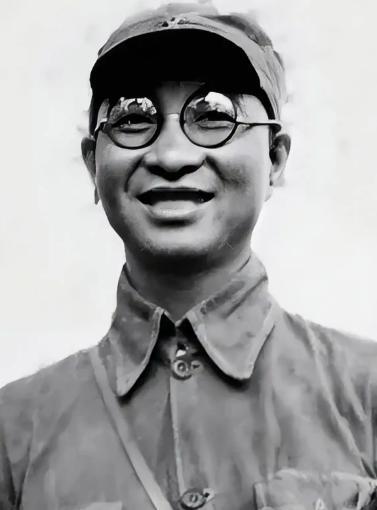 1955年授衔，陈赓是大将，妹夫谭政是大将，连襟陈锡联是上将。更离谱的是，他家小