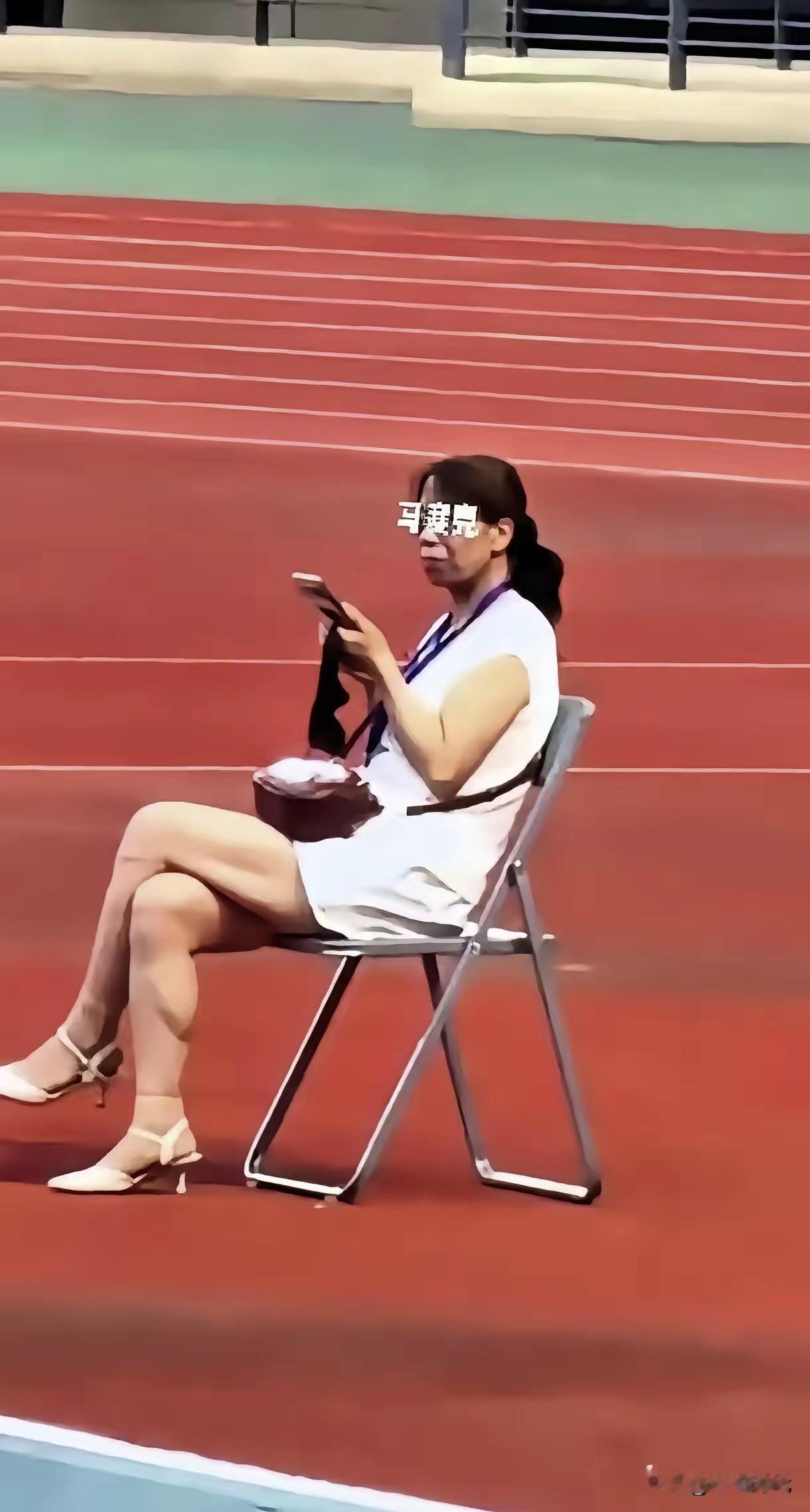服了！还有人为甘肃平凉奏国歌事件当事女子狡辩，她跷着二郎腿全程盯手机屏幕滑动。有