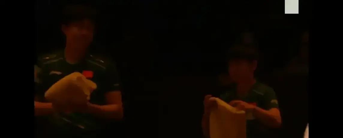 王楚钦盯着那个擦网而过的球，三秒钟没动。然后他转身，下意识去扶她的右肩。