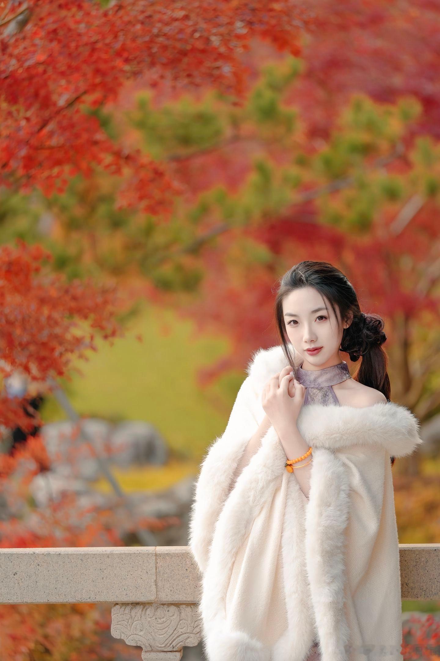 美女穿搭写真白色外搭配旗袍美女绘梦长廊