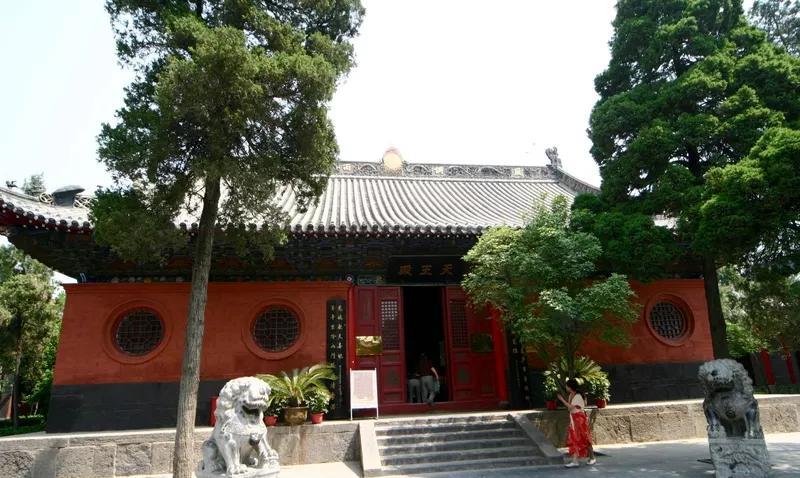 洛阳有着深厚的历史底蕴，说是中华第一古都也不为过。洛阳是华夏文明的发祥地之一，有