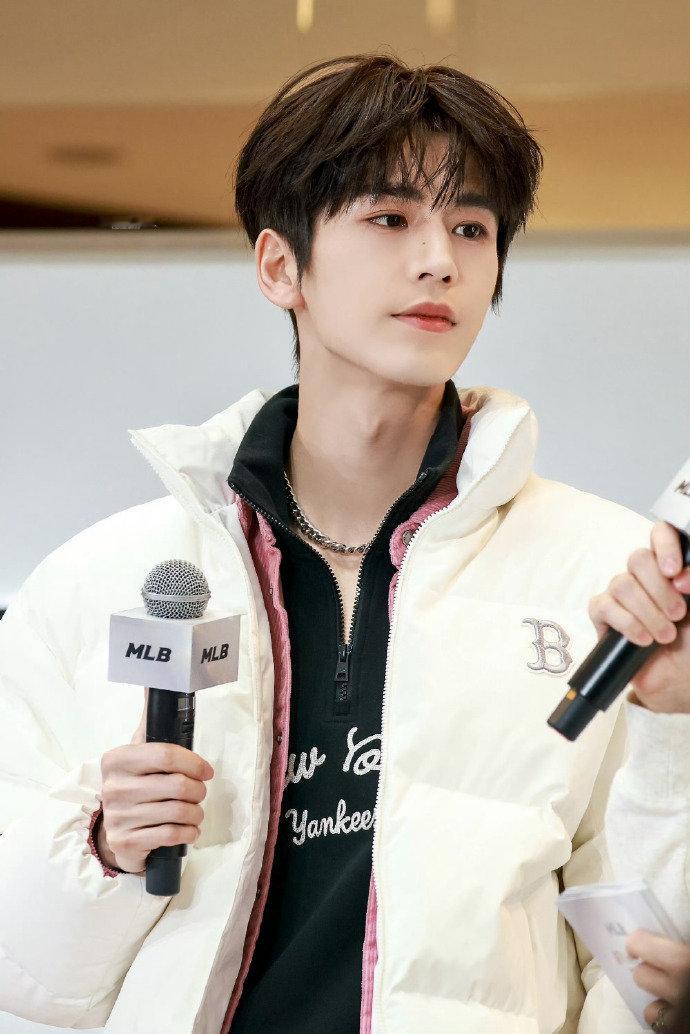 张凌赫官宣湖南跨晚张凌赫湖南跨年晚会官宣张凌赫官宣湖南跨晚，张凌赫湖南跨年晚