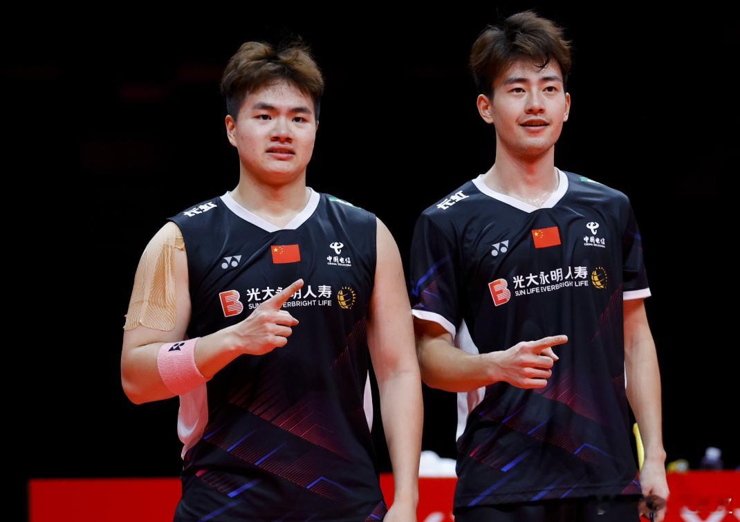 年度最“豪横”名场面诞生！🤣别人领奖盯着奖金，梁伟铿王昶倒好，领完亚军奖牌