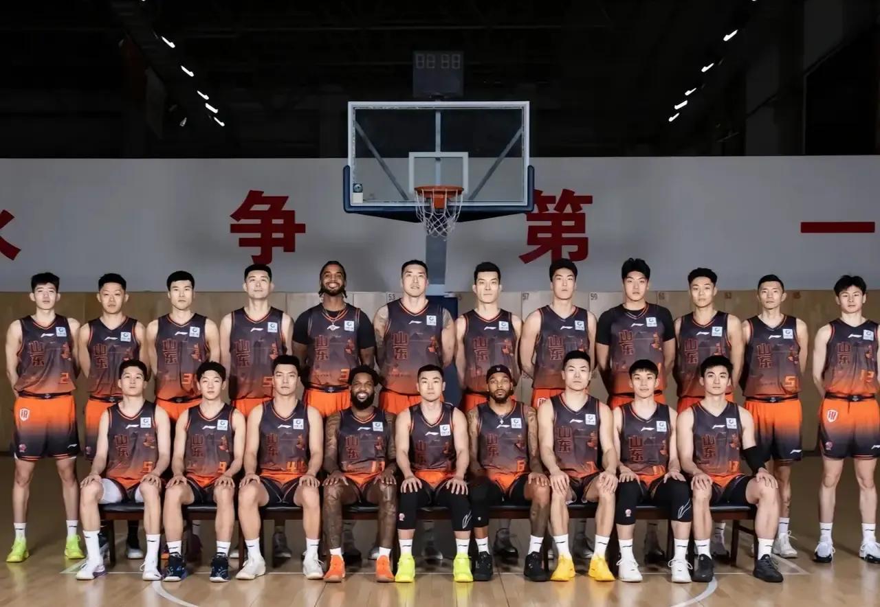 山东男篮的调整大幕已经拉开，但本赛季高开低走的表现，和下赛季需要解决的一堆问题比