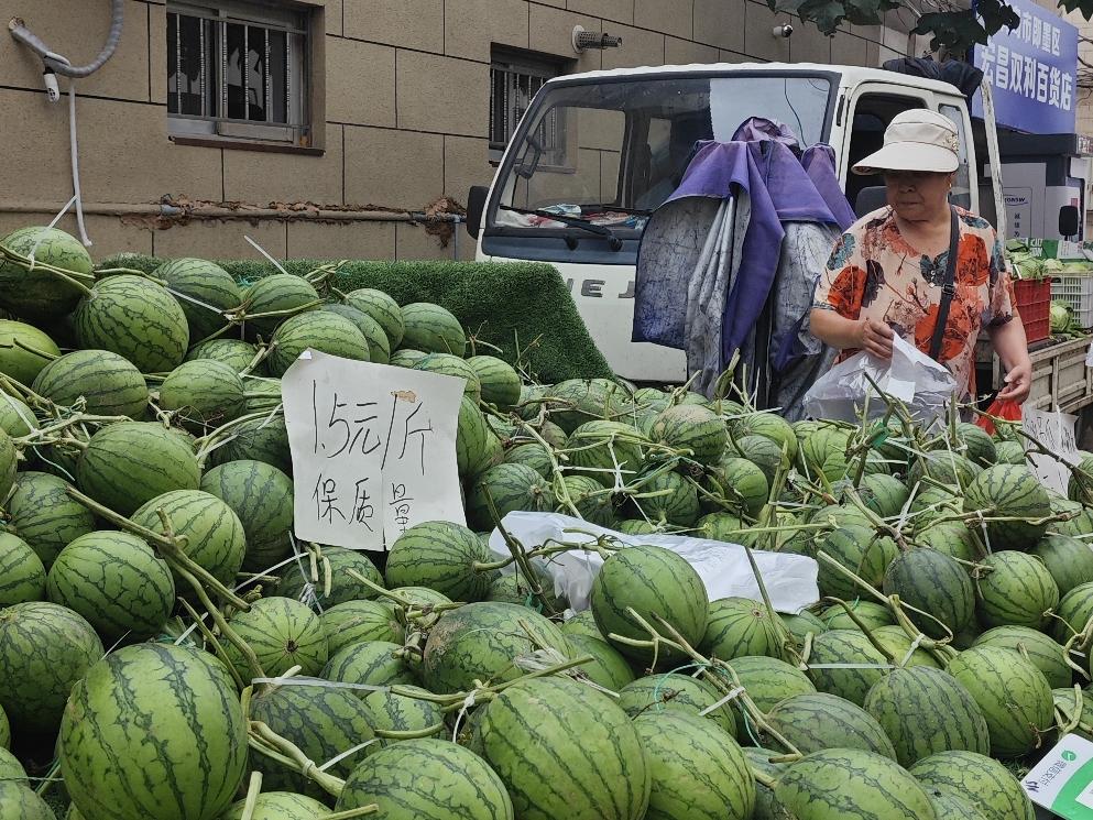 这小西瓜确实是小，一个顶多也就一斤半左右。稍大一点的西瓜1块5毛钱一斤，小点的