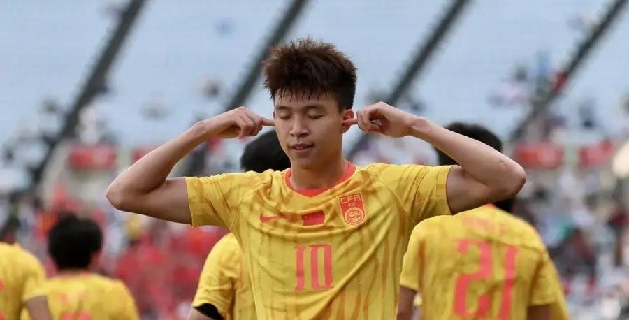 王钰栋进球后跑到韩国球迷看台前，跳了一段韩国男团的舞蹈。19分钟后，严智星用同一