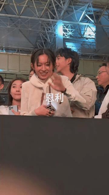小姐姐要加油，有伊能静这样的好婆婆真的不错。看她在恩利跟前害羞的都要碎了，脸红温