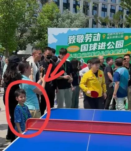 不查不知道，查完之后我都要感动哭了今天活动站在孙颖莎旁边的小男孩，没想到来头