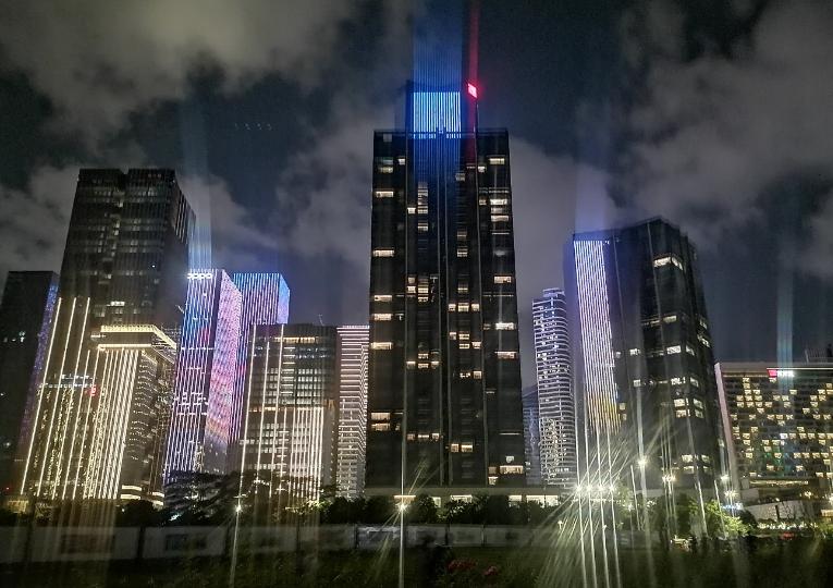 深圳已经明显和其他城市拉开差距了？清晨七点半的深圳北站早已完全苏醒。站前广场的地
