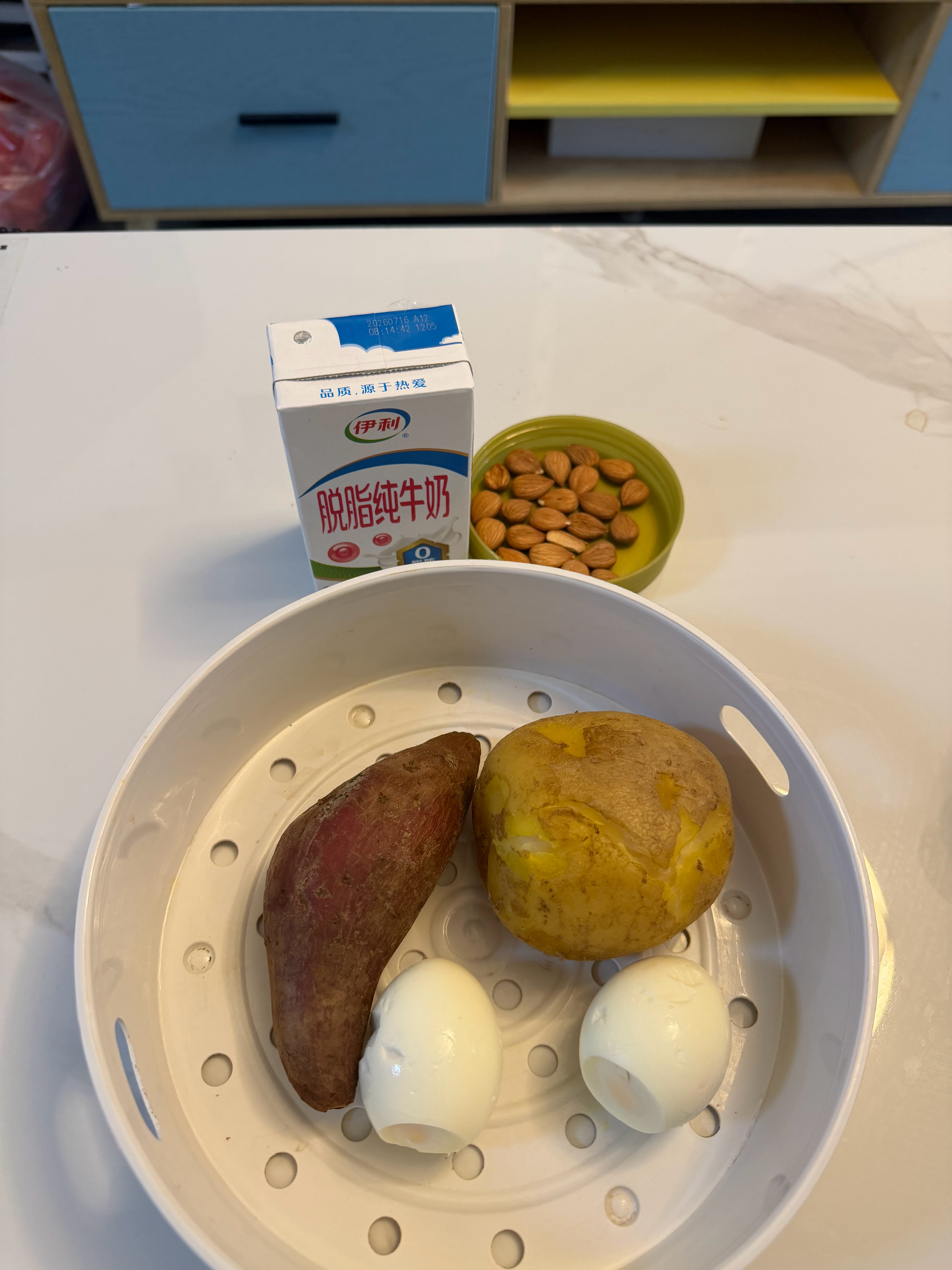 今天的三餐和练后餐。如果没时间自己做减脂餐的，在外面/食堂吃，记住先吃菜和瘦肉，