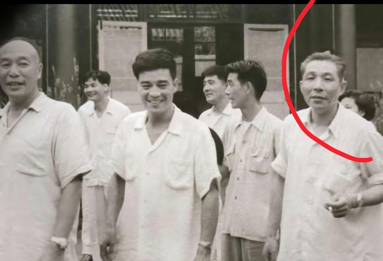 据长乐当地人回忆，陈凯歌和他爹陈怀皑（郑怀皑，郑衍贤，随母姓）原来是福州长乐航城