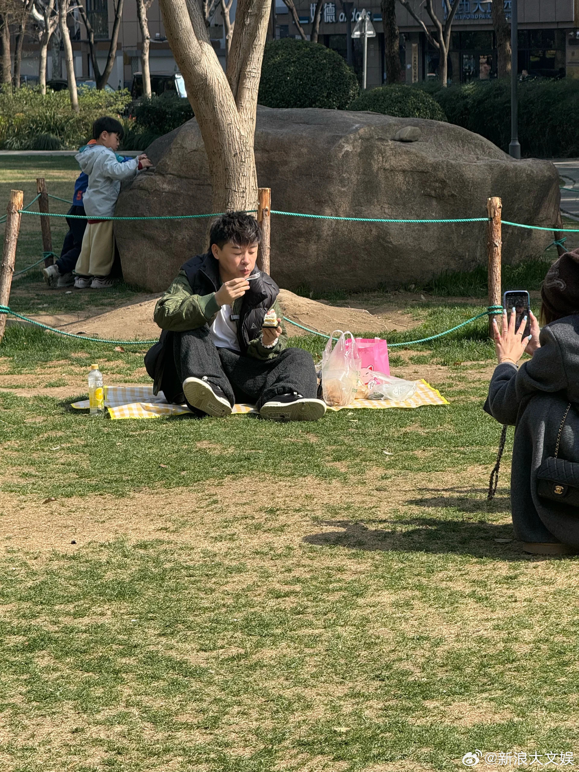 午休公园偶遇胡彦斌网友午休在公园偶遇胡彦斌，晒太阳呢胡大爷~