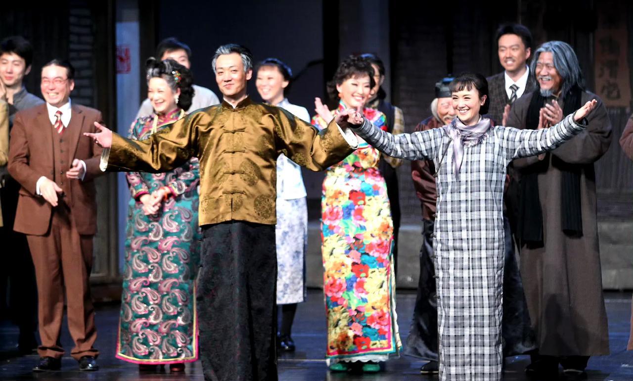 辛柏青与朱媛媛、雷恪生早年的同框话剧照，辛柏青满头白发，似乎看到了晚年的辛柏青，