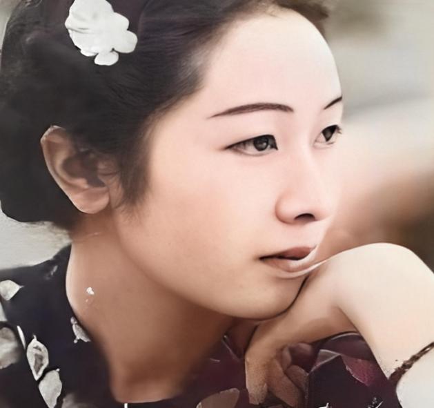 1918年，她因生不出儿子，被一纸休书赶出家门；娘家嫌弃她，不让她进门；再婚后，
