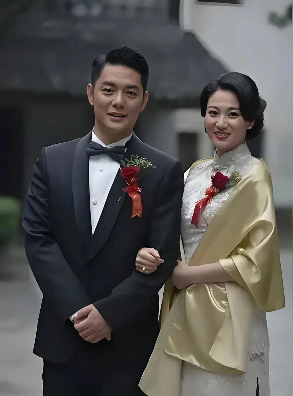 他们看着好养眼，曾经是荧幕里的情侣搭档。女演员是侯梦莎，五官挺美的，标准的鹅蛋脸
