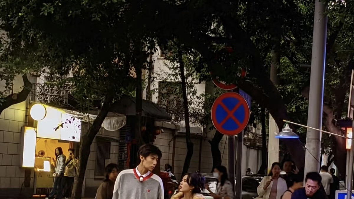 戏外直接谈恋爱! 郑合惠子任宥纶合体录综艺, 街头挽手遛狗太甜了