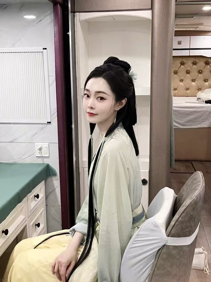 宋轶最近的造型和状态都很出彩，花絮中的她自然灵动，活动上的她明艳大方，每一种风格
