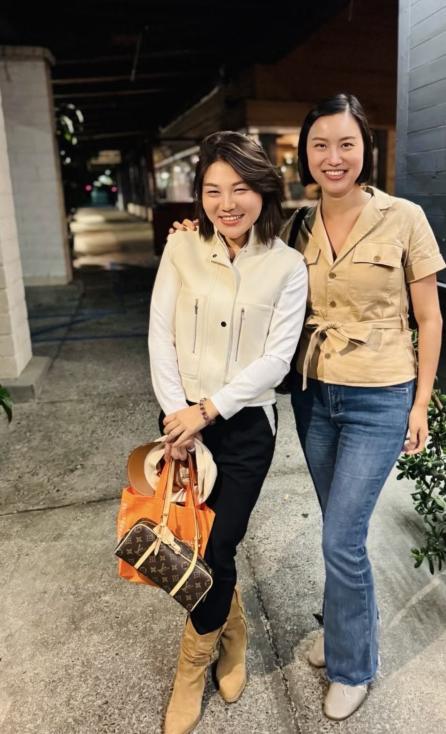 杨天真瘦了漂亮好多！最近有一位在国外的女生分享与杨天真合影，他当天身穿白色上衣搭