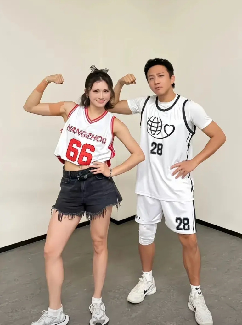 从这张照片可以看出邓超1米8身高应该是真实的，吴艳妮的官方身高是1米75，她是运