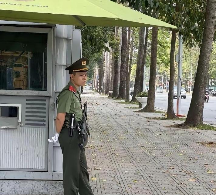 这是哪国士兵在站岗？怎么痞里痞气的！