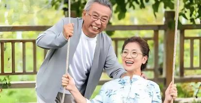 7月报道，上海一62岁女子，发现丈夫和自己50岁的闺蜜搞在一起了，愤怒结束35年