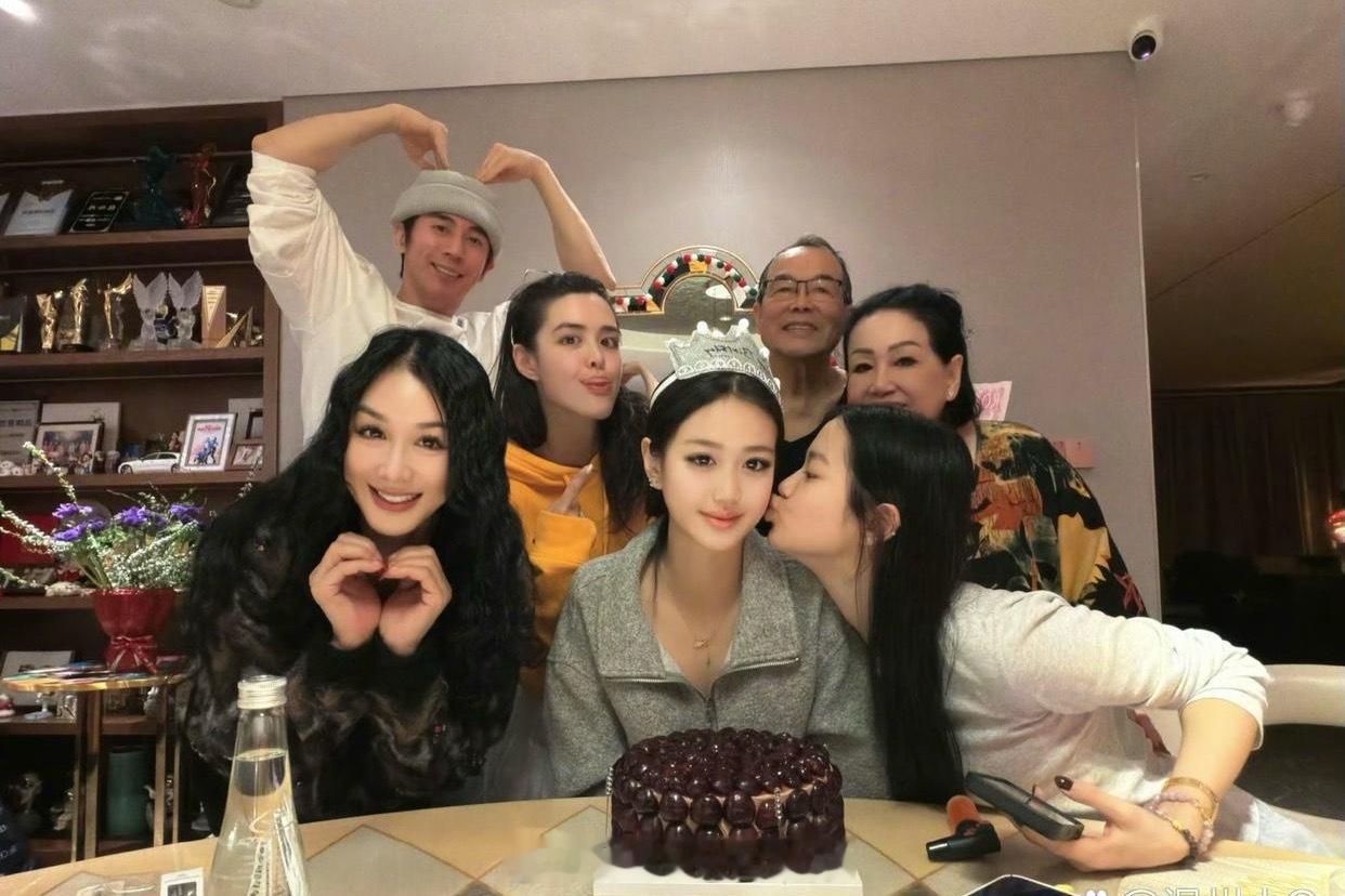 钟丽缇一大家子为小女儿考拉庆生，钟丽缇的父母也在场。有时候还挺羡慕张伦硕，娶了一