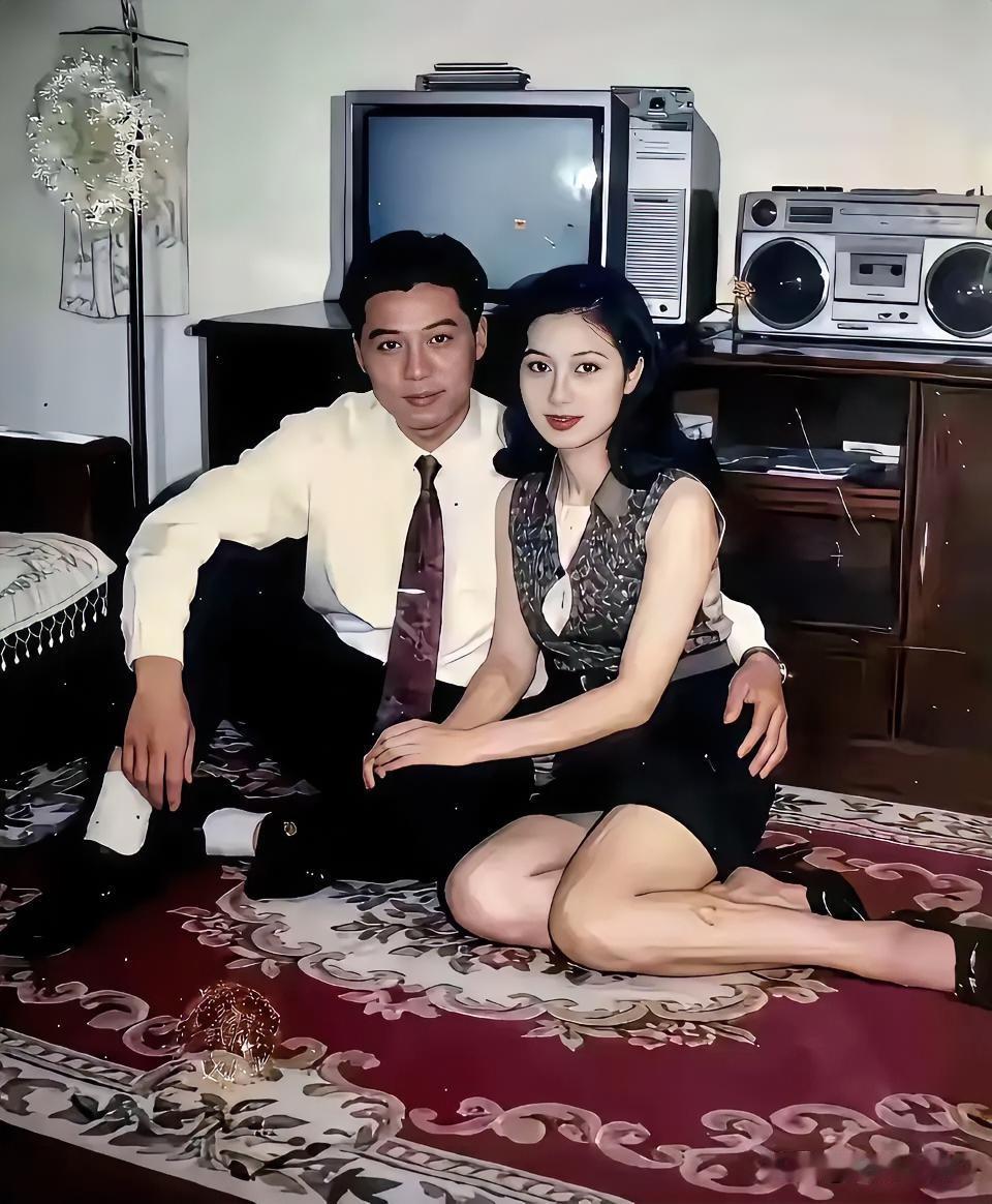 下面这张照片是80年代的老照片。看到这对夫妻恩爱，男士潇洒帅气，女士温柔体贴，