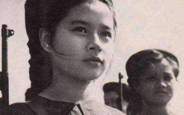 1979年，黄干宗被两个越南女兵抓走，他已经做好赴死的准备，谁知她们却说：“我们
